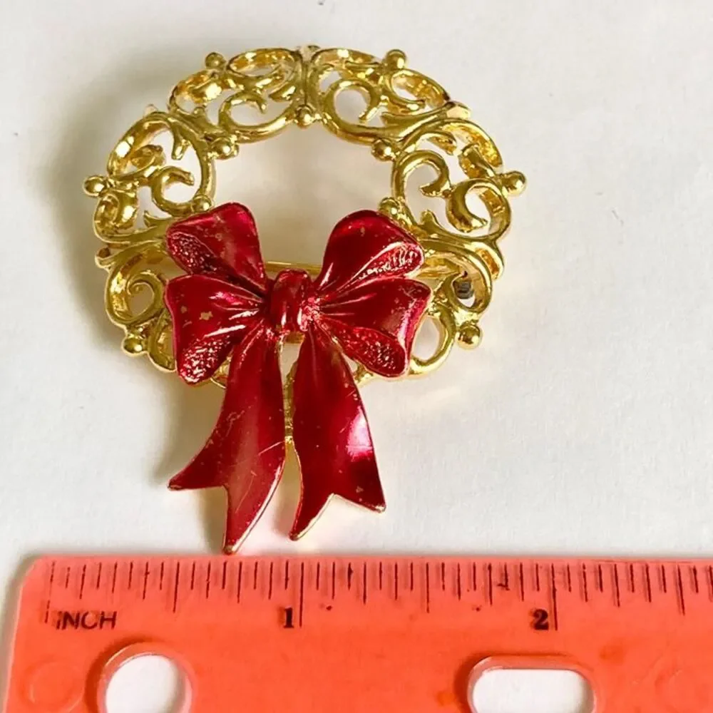 Vintage Christmas Filigree Scroll Wreath Pin Brooch Gold Tone Red Bow JJ Jonette